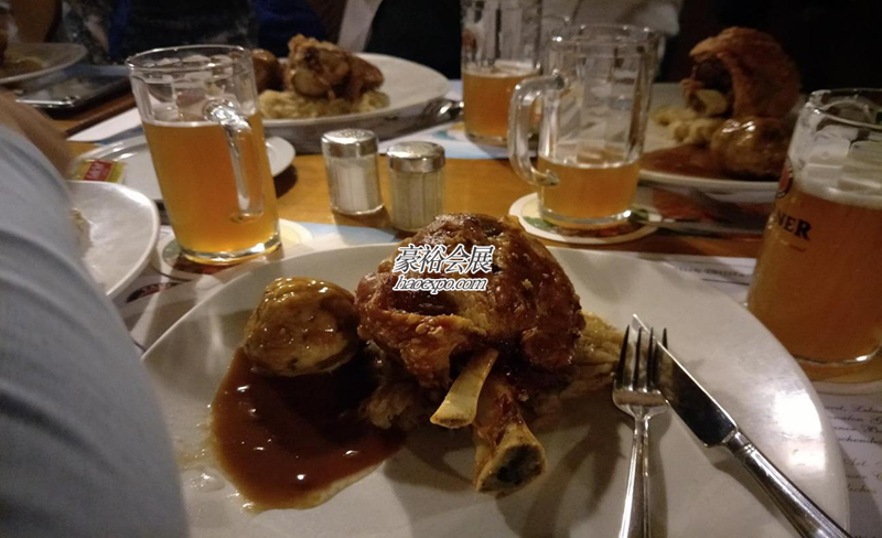 德國黑啤和豬肘餐