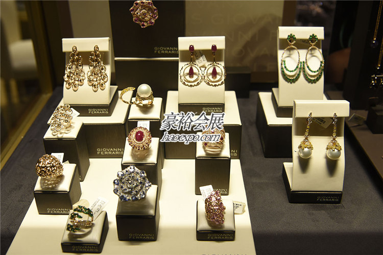 精美配飾產品在迪拜珠寶展展出